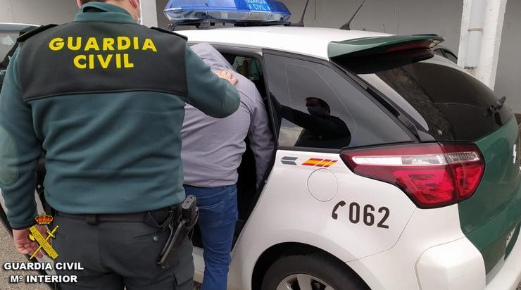 Introducen a un detido nun coche policial logo da detención realizada por axentes da Guardia Civil 