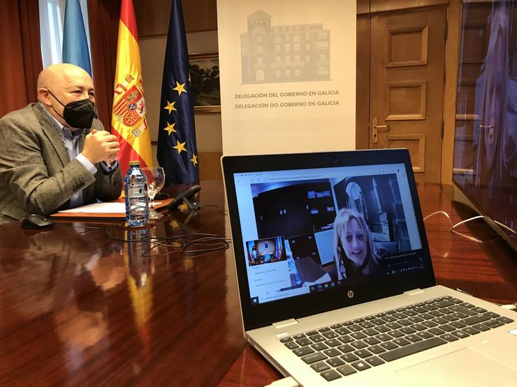 O delegado do Goberno en Galicia, Javier Losada, e a xerente da Sociedade do Chan Empresarial do Atlántico (SEXA), Beatriz Sestayo, nunha reunión vía telemática. DELEGACIÓN DO GOBERNO EN GALICIA / Europa Press