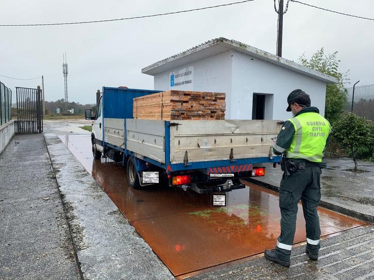Camión retido por circular con exceso de masa e en situación de baixa temporal.. GARDA CIVIL 