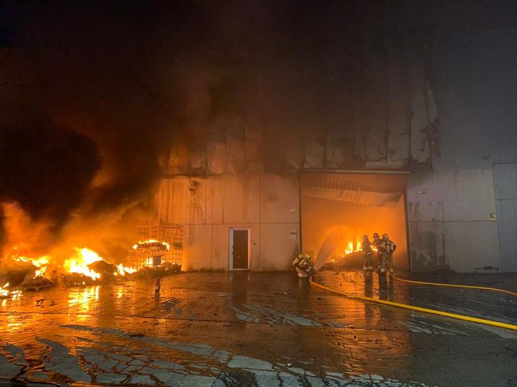 Incendio nunha nave dedicada á reciclaxe no polígono de Vilar do Colo, en Cabanas (A Coruña).. CEDIDA/EP / Europa Press