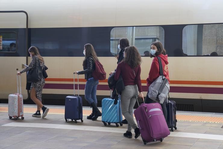 Varios estudantes diríxense á estación de tren para regresar á súa casa durante o fin de semana, en Santiago de Compostela, Galicia (España), a 30 de outubro de 2020. A marcha prodúcese a pesar de que a Xunta de Galicia pedise aos estudiant. Álvaro Ballesteros - Europa Press - Arquivo