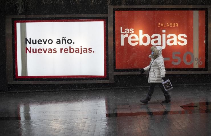 Un escaparate nunha tenda anuncia o inicio das coñecidas como rebaixas de xaneiro. Foto de arquivo.. Eduardo Parra - Europa Press - Arquivo 