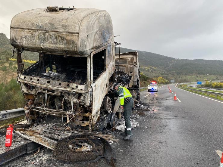 Cortado un carril da A-52 en Verín (Ourense) polo incendio dun camión que transportaba vehículos. GARDA CIVIL / Europa Press