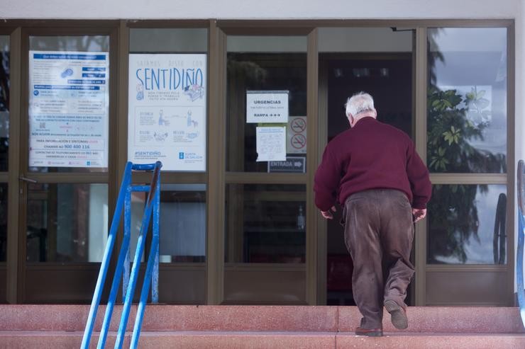 Cvirus.- Detectados 60 positivos nun brote relacionado cun colexio de Lugo, que vinculan á cepa británica. Carlos Castro - Europa Press / Europa Press