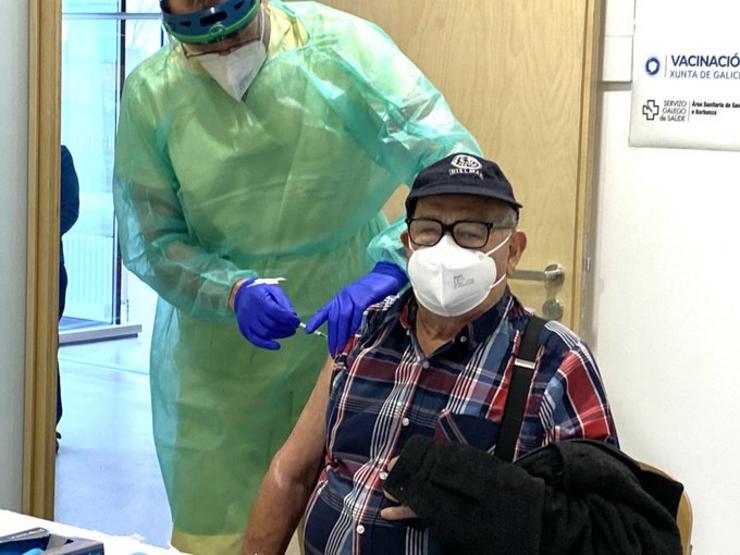 Leopoldo, o primeiro maior de 80 anos que non é usuario dunha residencia en recibir a primeira dose da vacina contra a covid 