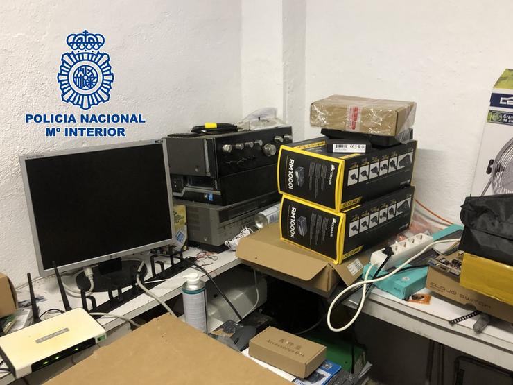 Efectos intervidos nunha operación con tres detidos na Coruña dunha organización dedicada á venda ilícita de televisiçon de pago por Internet.. POLICÍA NACIONAL / Europa Press
