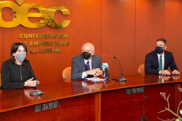 A conselleira de Emprego, María Jesús Lorenzana, e o presidente da CEC, Antonio Fontenla, xunto ao delegado da Xunta na Coruña, Gonzalo Trenor. XUNTA 