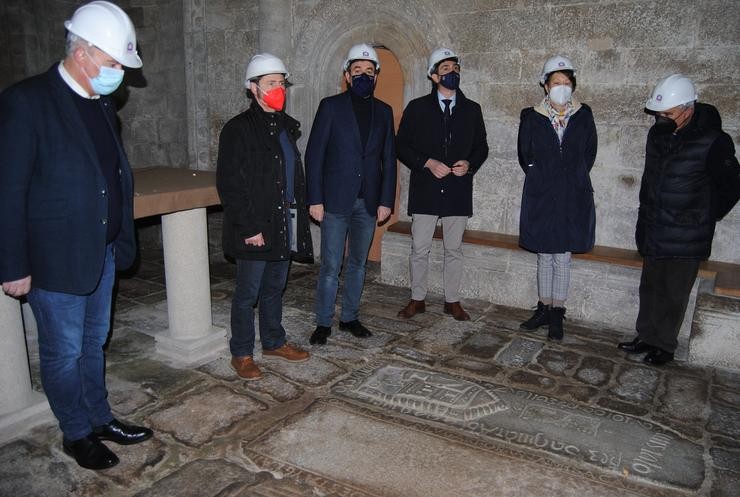 O conselleiro de Cultura, Educación e Universidade e o alcalde do Saviñao visitan as obras. XUNTA / Europa Press