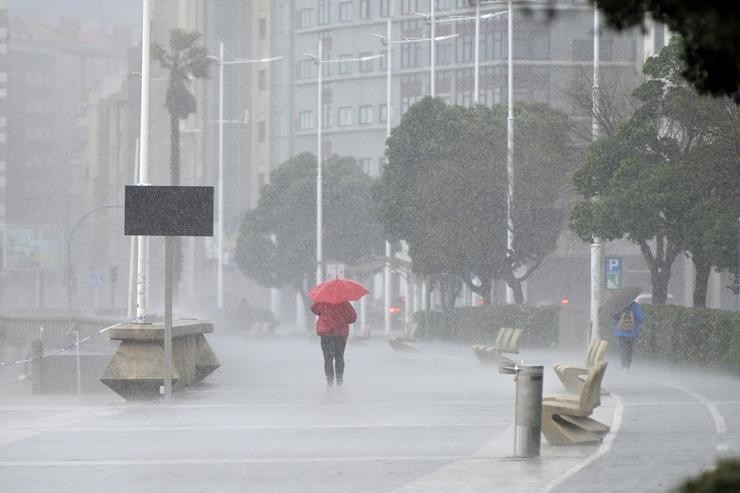 Dúas mulleres camiñan baixo a choiva no paseo marítimo da Coruñ. M. Dylan - Europa Press