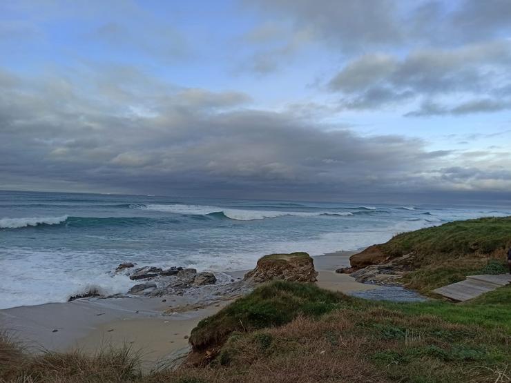 Ondas na praia de Razo, en Carballo (A Coruña) 