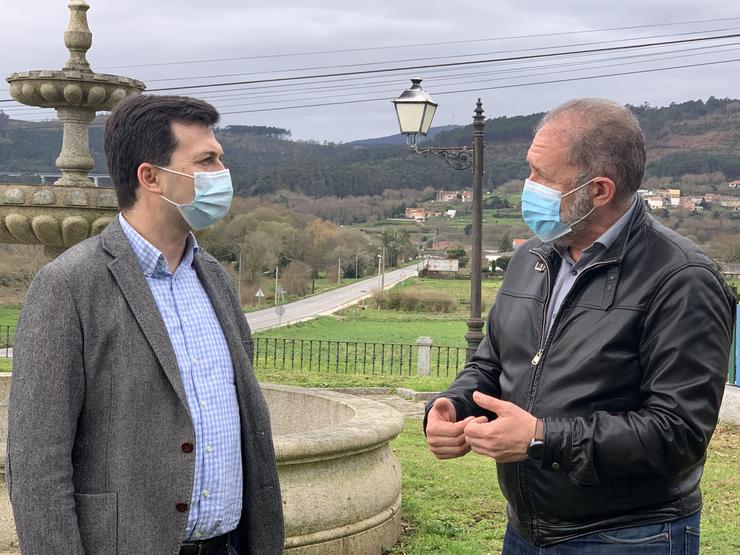 O secretario xeral do PSdeG, Gonzalo Caballero, xunto ao alcalde de Dodro (A Coruña), Francisco Xavier Castro; durante a súa visita ao municipio. PSDEG 