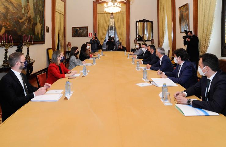 Reunión de representantes das administracións central, autonómica e local sobre a débeda do porto da Coruña e o futuro da fachada marítima nun encontro convocado polo goberno local coruñés. MONCHO FONTES 