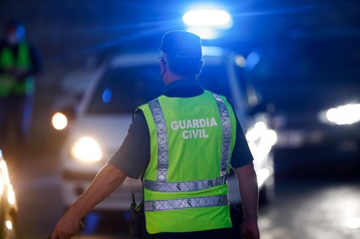 Un axente da Garda Civil participa nun control de mobilidade 