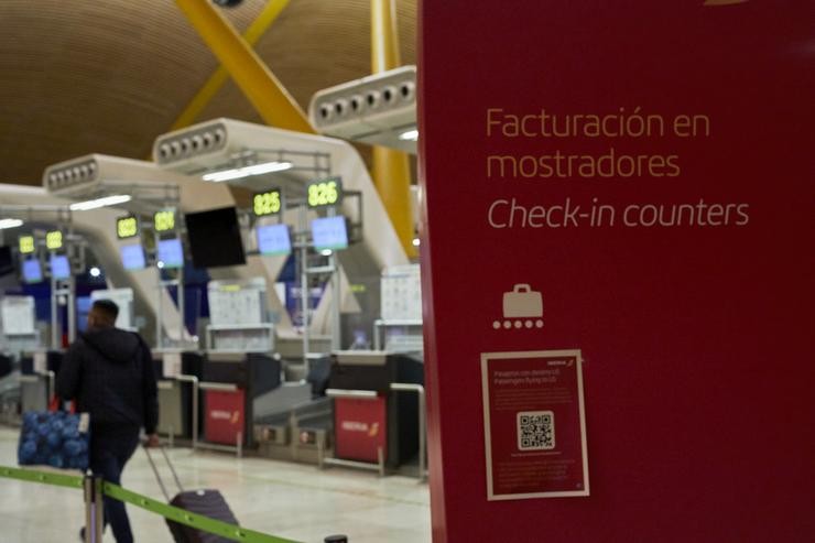 Interior da terminal T4 do Aeroporto Adolfo Suárez Madrid-Barallas o mesmo día en que se restrinxen os voos procedentes de Brasil e Sudáfrica, en Madrid, (España), a 3 de febreiro de 2021. Esta restrición, imposta polo Goberno de España desde. Jesús Hellín - Europa Press 