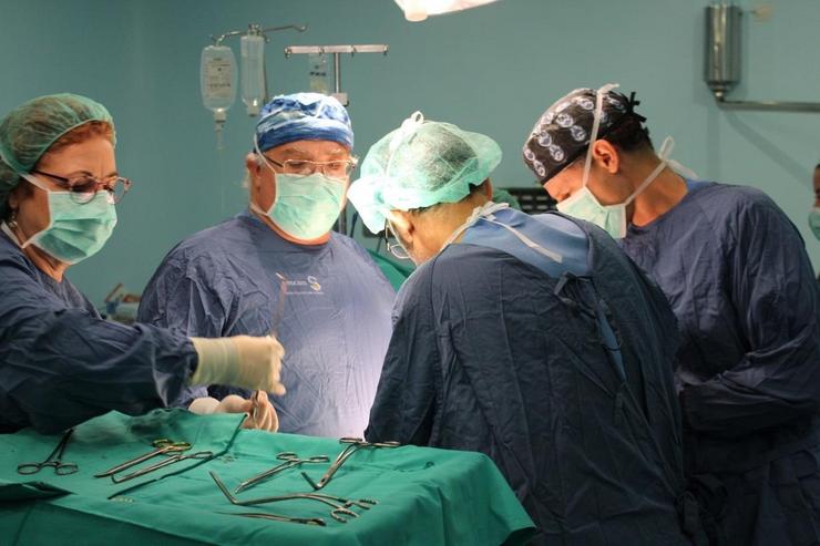 Profesionais realizan transplantes renais 