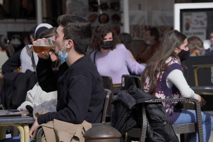 Varias persoas na terraza dun restaurante durante o primeiro día da apertura parcial da hostalaría en Santiago de Compostela, a 26 de febreiro de 2021 
