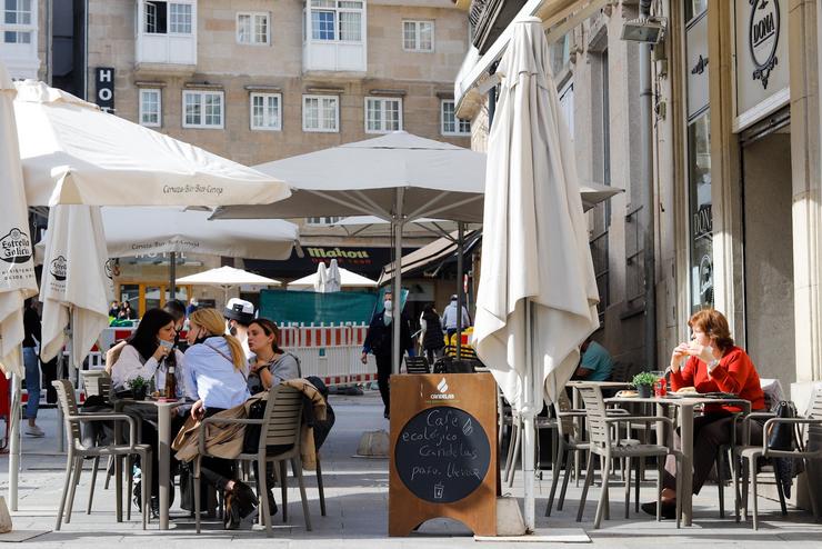 Varias persoas na terraza dun restaurante durante o primeiro día da apertura parcial da hostalaría 