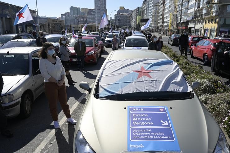Varias persoas participan nunha caravana de vehículos convocada polo BNG para reivindicar a rebaixa das peaxes na AP-9, na Coruña 