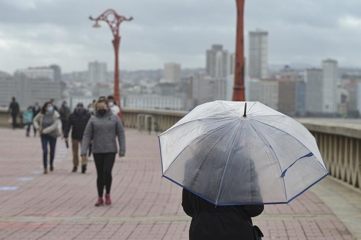 Unha persoa pasea con paraugas no Paseo Marítimo na Coruña, Galicia (España),. M. Dylan - Europa Press - Arquivo 