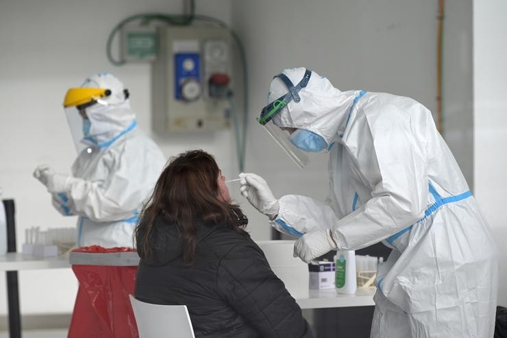 Unha muller sométese a un test de antígenos nun dispositivo de cribado masivo na Coruña.. M. Dylan - Europa Press / Europa Press