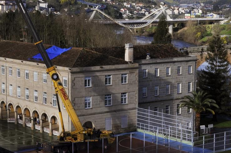 Un guindastre intervén nos traballos de reparación do tellado do colexio dos Salesianos de Ourense, Galicia (España), a 3 de febreiro de 2021.. Rosa Veiga - Europa Press / Europa Press