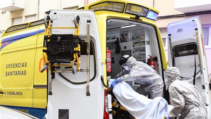 Sanitarios nunha ambulancia trasladando pacientes con covid-19 dunha residencia a un hospital 