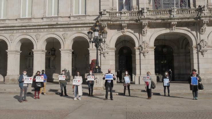 Mobilización de membros da Mesa pola Normalización Lingüística con motivo da aprobación da ordenanza sobre o uso do galego no Concello da Coruña. MESA POLA NORMALIZACIÓN LINGÜISTICA 