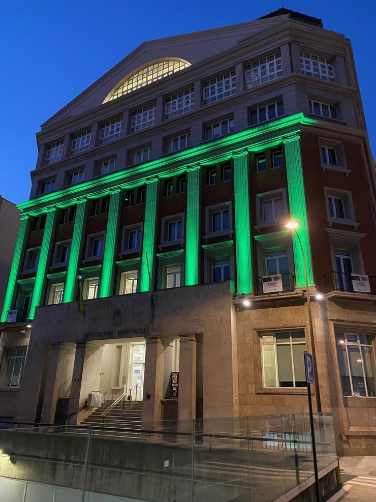 Deputación da Coruña iluminada de verde no Día contra o Cancro / Deputación da Coruña.
