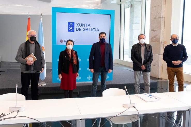 O conselleiro de Cultura, Educación e Universidade, Román Rodríguez, co secretario xeral de Cultura, Anxo M. Lorenzo, e os presidentes do Consello da Cultura Galega, Rosario Álvarez; da RAG, Víctor F. Freixanes; e da RAGBA, Manuel Quintana.. XUNTA / Europa Press