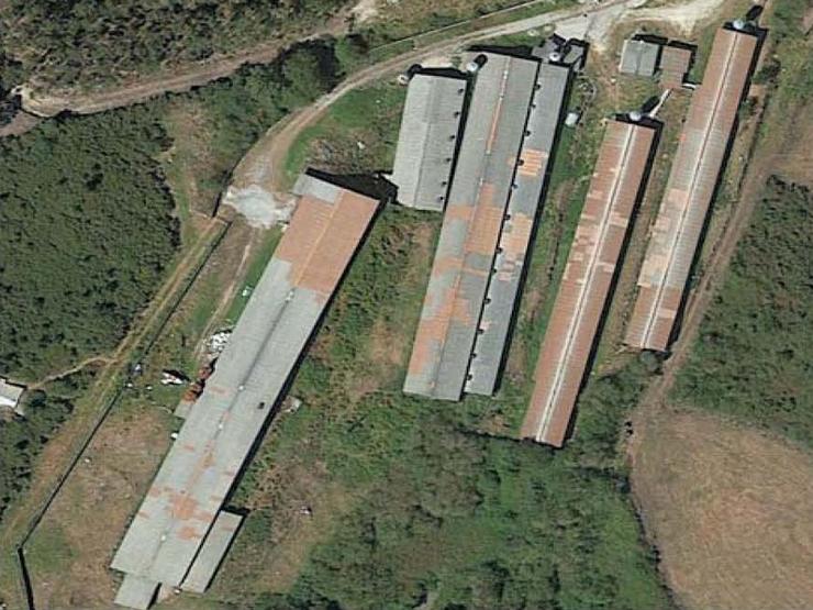 Vista aérea da macro explotación ilegal de porcos en Lousame que a xunta pretende legalizar 
