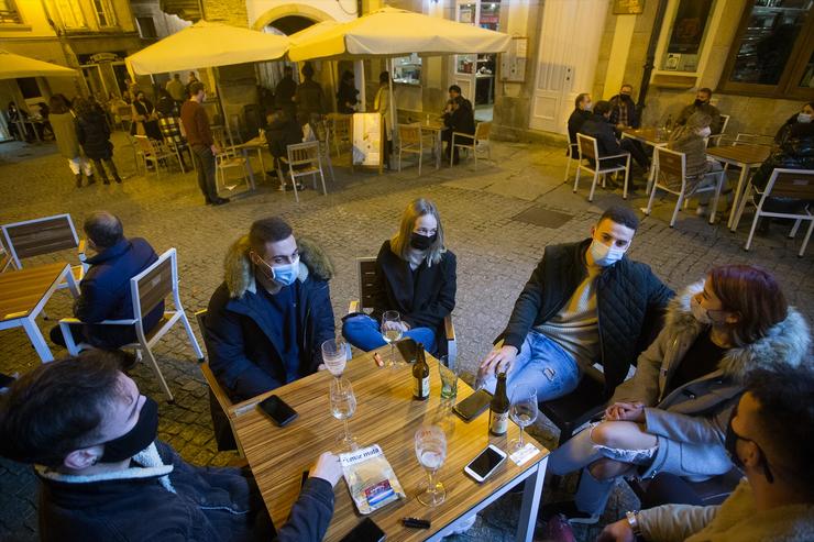 Cidadáns na terraza dun bar de Lugo a 12 de decembro de 2020.. Carlos Castro - Europa Press - Arquivo