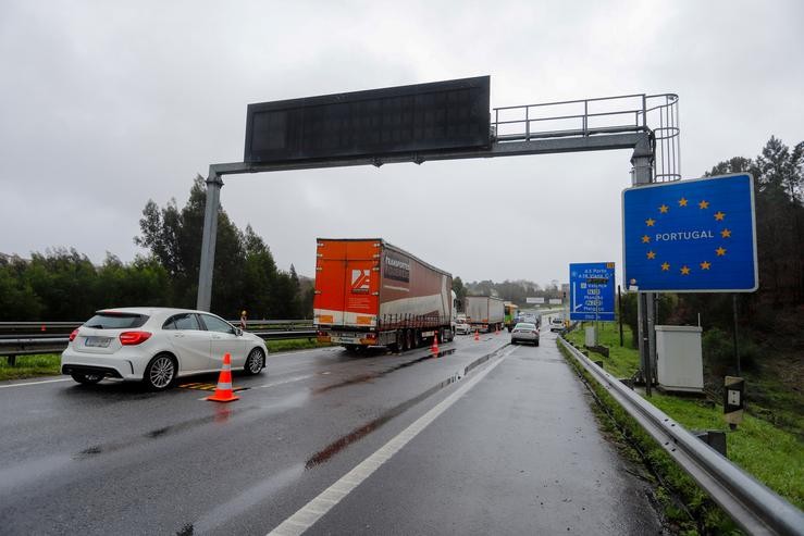 Fila de coches nun control policial na fronteira da Ponte Internacional Tui-Valença, en Pontevedra, Galicia, a 31 de xaneiro de 2021. Marta Vázquez Rodríguez - Europa Press 