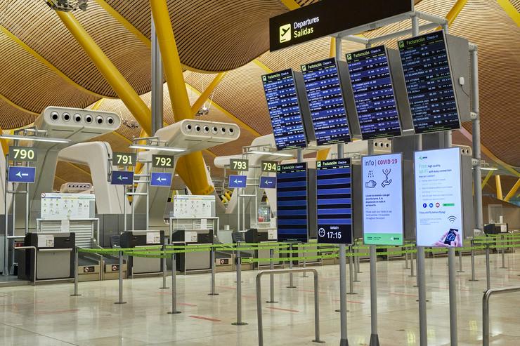 Interior da terminal T4 do Aeroporto Adolfo Suárez Madrid-Barallas. Jesús Hellín - Europa Press