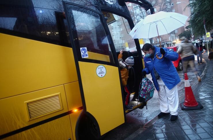 Unha traballadora axuda a baixar a un alumno dun autobús escolar. Eduardo Parra - Europa Press