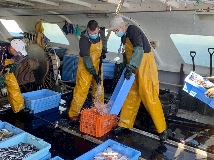 Arquivo - Pescadores en barco pesqueiro. CEPESCA - Arquivo 