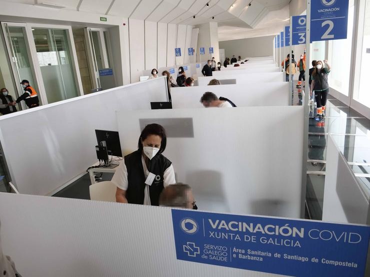 Varias persoas reciben a primeira dose da vacina de AstraZeneca contra a COVID-19 na Cidade da Cultura de Santiago de Compostela / César Arxina - Europa Press.  / Europa Press