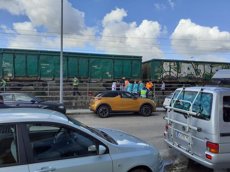 O tráfico ferroviario paralizado ao seu paso polo Porriño (Pontevedra) tras o arrollamiento mortal dun home por parte dun tren de mercadorías.. CONCELLO DO PORRIÑO
