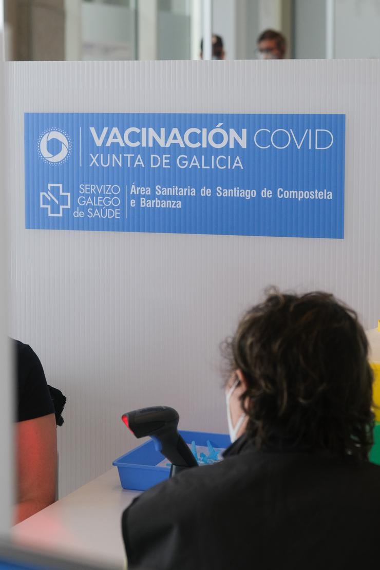 Unha muller espera a recibir a vacina de AstraZeneca contra a COVID-19, na Cidade da Cultura de Santiago de Compostela, A Coruña, Galicia (España), a 11 de marzo de 2021. Galicia iniciou hoxe a vacinación de persoas entre 50 e 55 anos cunha prue. César Arxina - Europa Press 