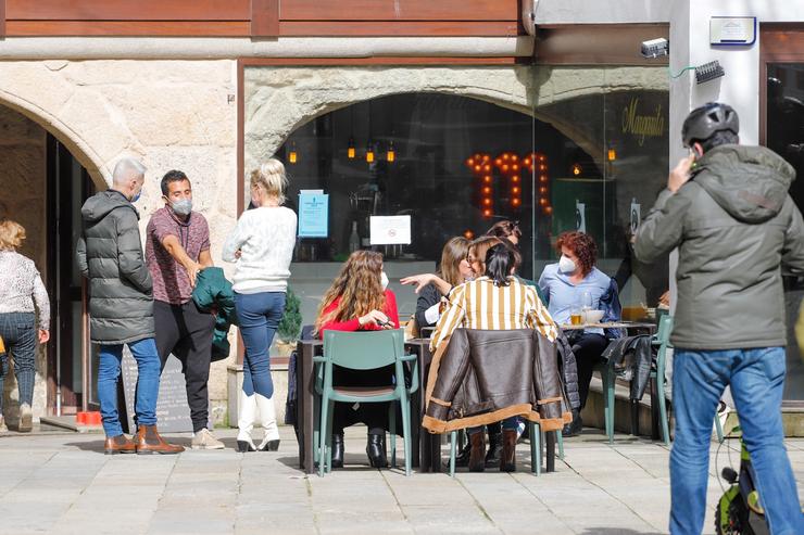 Varias persoas na terraza dun restaurante durante o primeiro día da apertura parcial da hostalaría en Vigo 