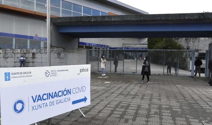 Indicación de `Vacinación Covid´ no exterior do Instituto Feiral de Vigo (Ifevi), en Pontevedra, Galicia (España), a 13 de marzo de 2021. Un total de 4.400 persoas serán inmunizadas por un equipo de 60 profesionais sanitarios que administrarán vaina. Europa Press 