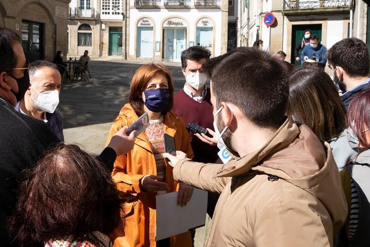 A conselleira de Medio Ambiente, Territorio e Vivenda, Anxos Vázquez, ofrece declaracións aos medios tras visitar o centro histórico de Santiago e reunirse coa Asociación de Veciños dá Cidade Histórica de Fonseca.. XUNTA 