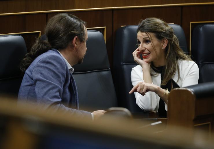 Arquivo - A ministra de Traballo, Yolanda Díaz, fala co vicepresidente de Dereitos Sociais e para a Axenda 2030, Pablo Igrexas, durante o pleno celebrado este xoves no Congreso dos Deputados. En Madrid, (España), a 9 de abril de 2020.. Pool - Arquivo 