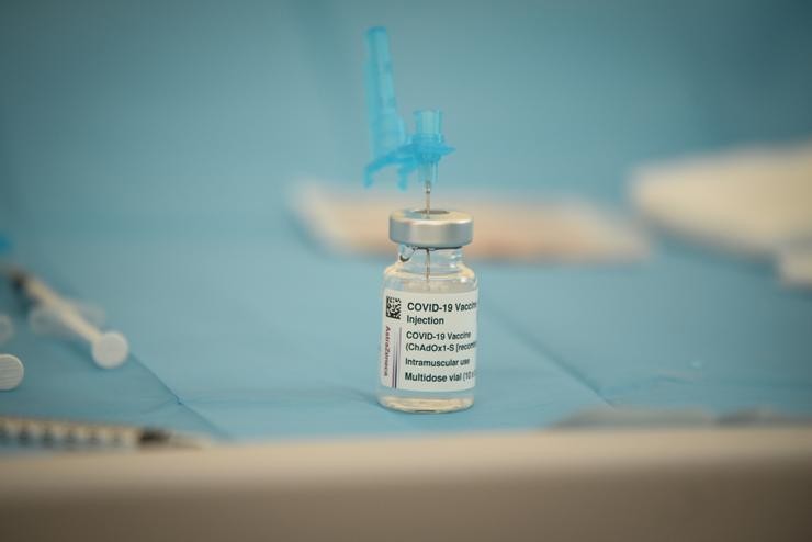 Un viario coa vacina de AstraZeneca contra a Covid-19  