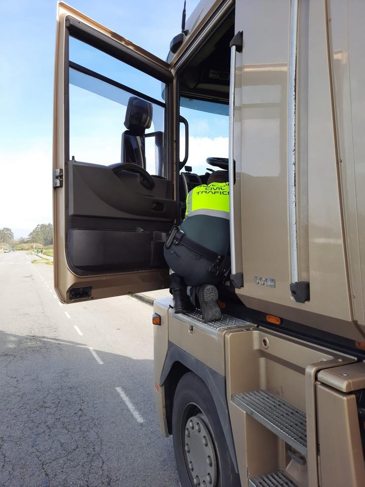 Camión interceptado pola Garda Civil en Bergondo cun emulador de adblue instaladog.. GARDA CIVIL 