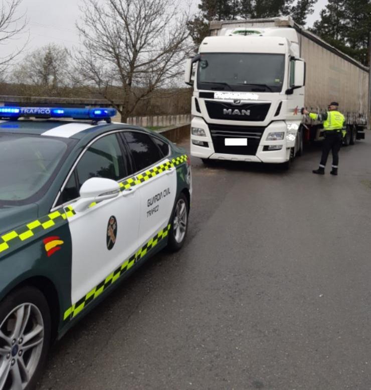 A Garda Civil de Lugo inspecciona os rexistros do tacógrafo dun camión.. GARDA CIVIL