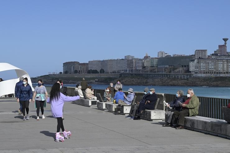 Varias persoas gozan dun día de primavera anticipada no paseo marítimo da Coruña. M. Dylan - Europa Press / Europa Press