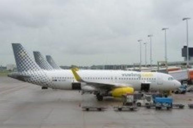 Arquivo - Imaxe de arquivo de avións de Vueling estacionados.. VUELING - Arquivo / Europa Press
