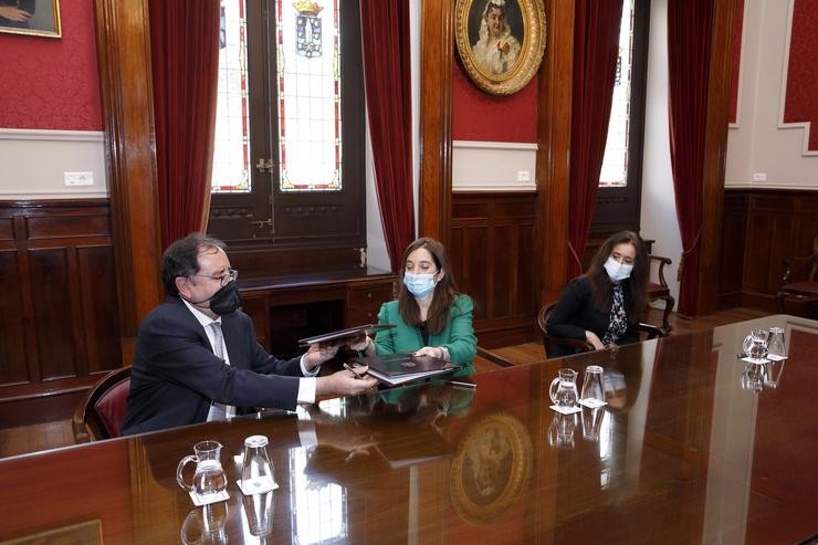 A alcaldesa da Coruña, Inés Rey, e o secretario xeral de Institucións Penais do Ministerio do Interior, Ángel Luís Ortiz,  asinan un convenio de colaboración para a reinserción de persoas condenadas 