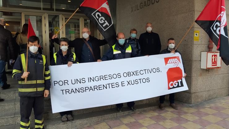 Delegación de CXT ás portas do xulgado de Ferrol. 