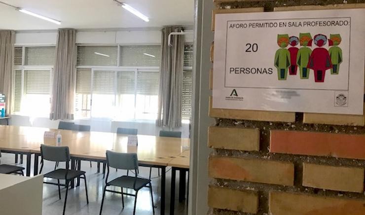Cartel indicando a limitación de capacidade da sala de profesores nun centro educativo en Andalucía / Europa Press.